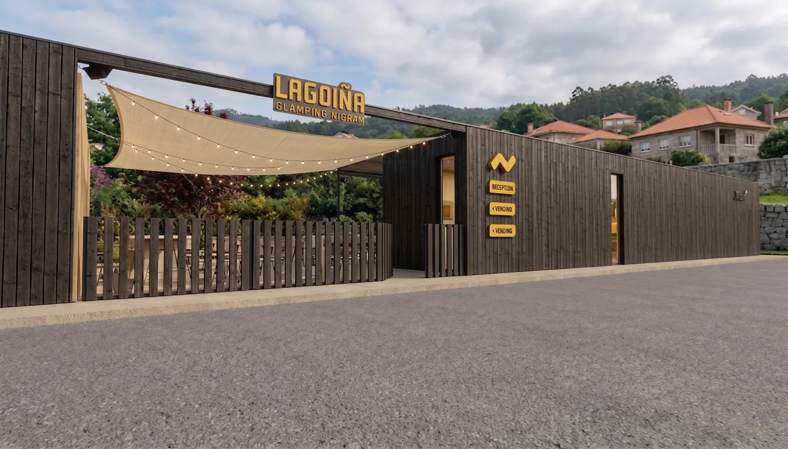 Edificio de recepción, bar y tienda en madera negra con el rótulo de Lagoiña