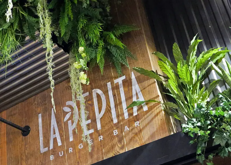 Proyecto integral de interiorismo comercial de ADC Espacios para LA PEPITA en Santiago