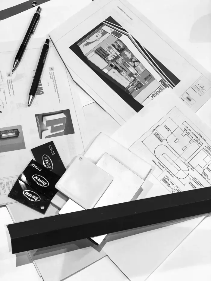 Renders, planta de la barra y muestras de acabado sobre la mesa.